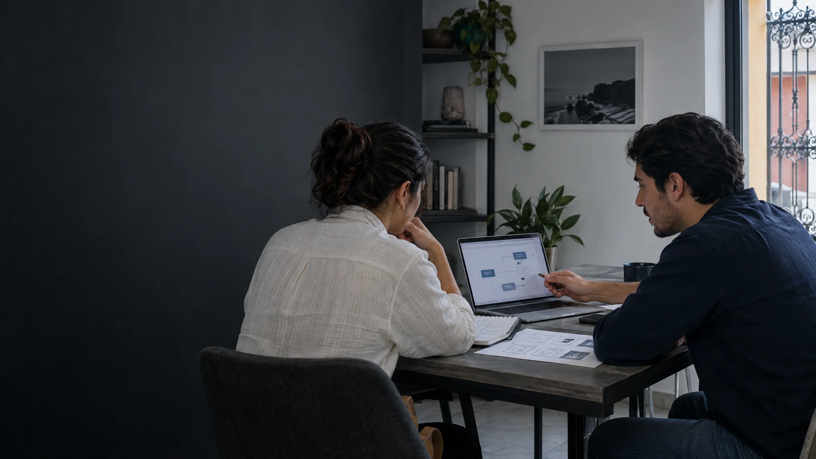 Consultor de RioDevz y responsable de un negocio revisando juntos una solución de software